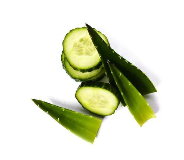 Grüne Gurke Mit Aloe Auf Weißem Hintergrund — Stockfoto