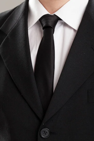 Oberkörper Eines Geschäftsmannes Anzug Vor Grauem Hintergrund — Stockfoto