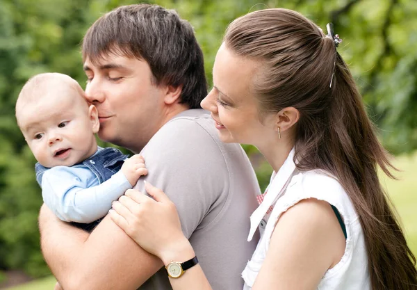 Famille Jeune Heureuse Promener Dans Parc — Photo