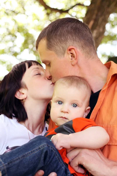 Moeder Vader Hun Zoon Hangen Het Park — Stockfoto