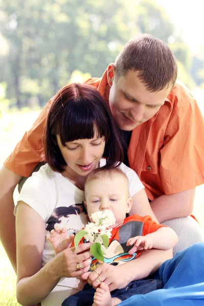 Moeder Vader Hun Zoon Hangen Het Park — Stockfoto