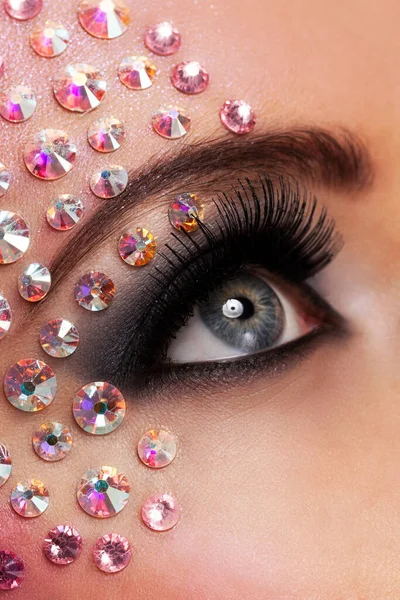 Imagen Primer Plano Los Ojos Con Maquillaje Diamantes Fantasía — Foto de Stock