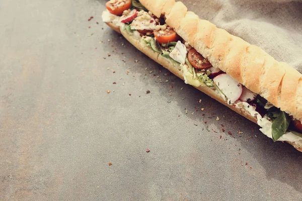 Sandwich Baguette Sur Table — Photo