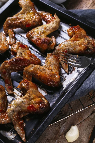 Étel Finom Csirkeszárny Asztalon — Stock Fotó