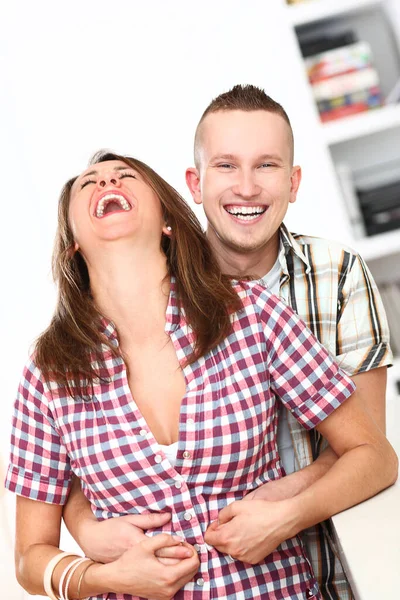 Alegre Casal Feliz Posando Casa — Fotografia de Stock