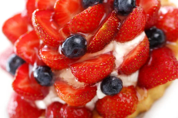 Pastel Fresco Sabroso Con Fresa Arándano Sobre Fondo Blanco —  Fotos de Stock