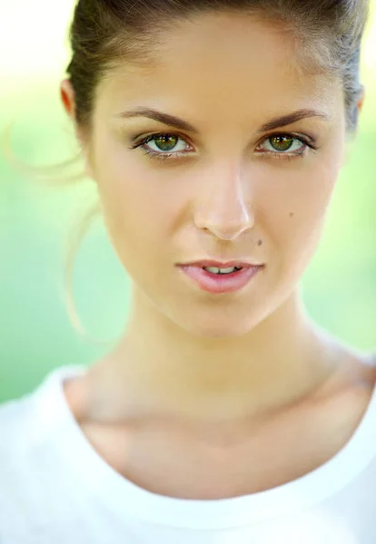 きれいな顔を持つ若くて美しい女性の屋外の肖像画 — ストック写真
