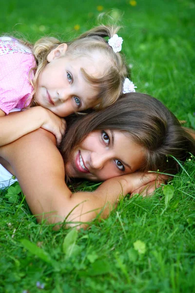 Dulce Hermosa Chica Con Mamá — Foto de Stock