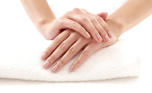 Pielęgnacja Skóry Miękkie Czyste Ręce Białym Ręczniku — Zdjęcie stockowe