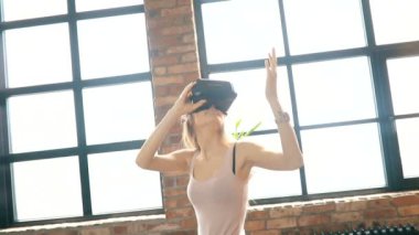 Teknoloji. VR kulaklıklı hoş bir kadın.