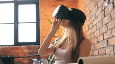 Teknoloji. VR kulaklıklı hoş bir kadın.