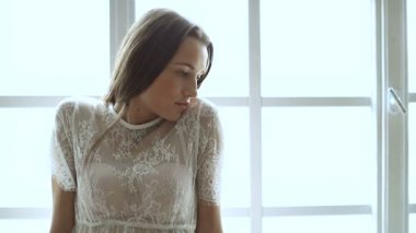 Moda. Güzel kadın zarif beyaz elbisenin içinde poz