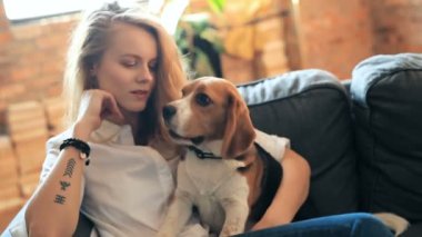 Köpeği evde olan genç bir kadın.