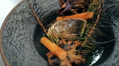 Tabakta yemek. Tabakta leziz bir morina balığı