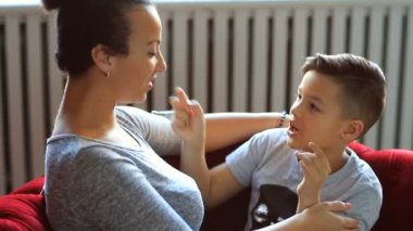 Evde oğlu olan sevgi dolu bir anne.