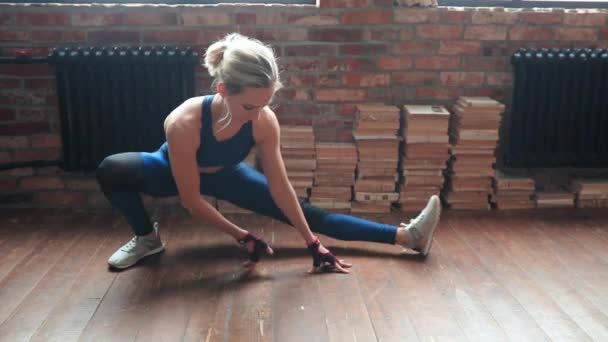 Trainen Thuis Sport Levensstijl Vrouw Heeft Een Fitness Sessie Thuis — Stockvideo