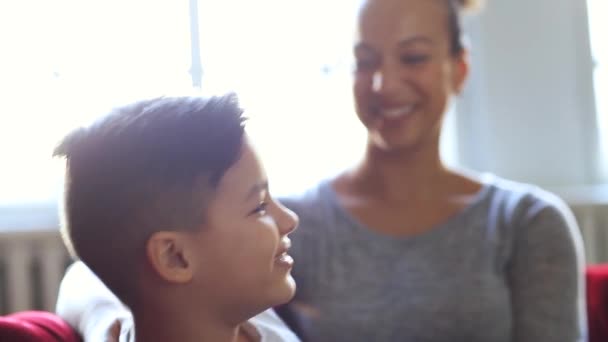 Mère Aimante Avec Son Fils Maison — Video