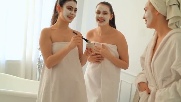 Groep Van Beste Vrouwelijke Vrienden Spa — Stockvideo