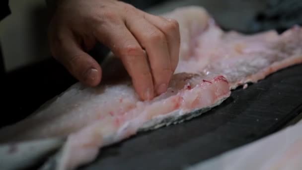 Женщина Повар Режет Рыбу Ножом Кухне — стоковое видео