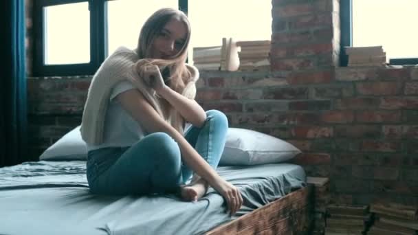 Mulher Posando Câmera Uma Cama Casa — Vídeo de Stock