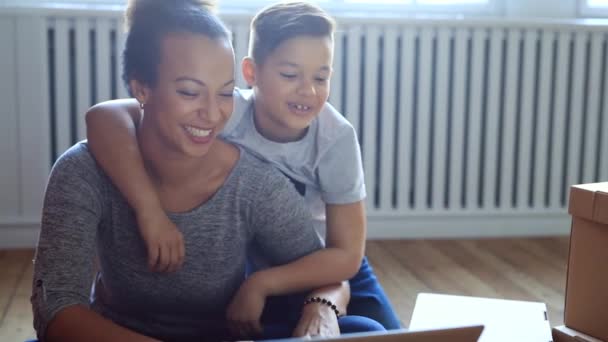 Madre Cariñosa Con Hijo Casa Usando Computadora Portátil — Vídeo de stock