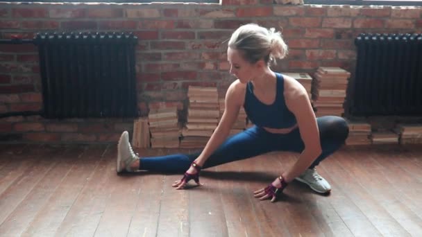 Trainen Thuis Sport Levensstijl Vrouw Heeft Een Fitness Sessie Thuis — Stockvideo