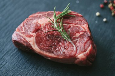 Yemek pişirme, et hazırlama. Masada çiğ biftek var.