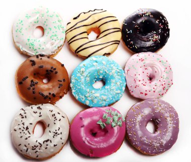 Renkli ve lezzetli donutsover beyaz arka plan