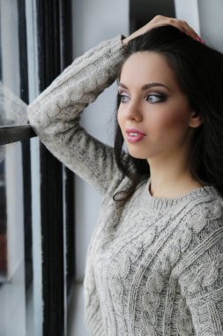 Yaşam tarzı. Evdeki güzel kadın.