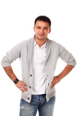 Beyaz arka planda izole edilmiş genç yakışıklı adamın stüdyo portresi.