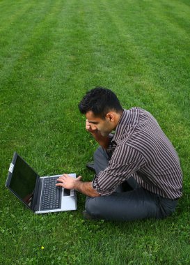 Gülümseyen genç ve çekici iş adamı