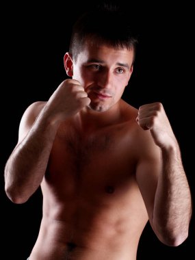 Karanlığın içinde genç ve çekici fighter