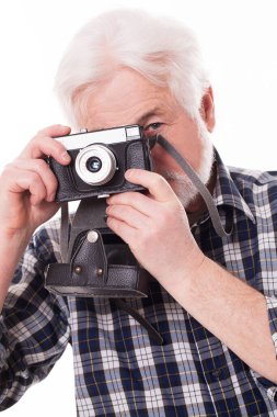 Beyaz arka planda geçmişe dönük yaşlı fotoğrafçı