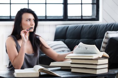 Yaşam tarzı, çalışma. Kitaplı güzel bir kız.