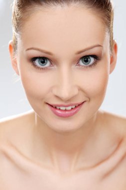 Mükemmel ciltli ve güzel yüzlü tatlı bir kız.