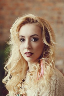 Sarışın, güzel bir kadın.