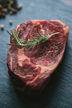 Yemek pişirme, et hazırlama. Masada çiğ biftek var.