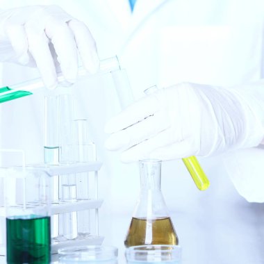 Laboratuvarda bilimsel bir araştırma.