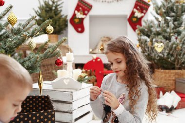 Tatil günü. Güzel çocuklar Noel 'i kutluyor