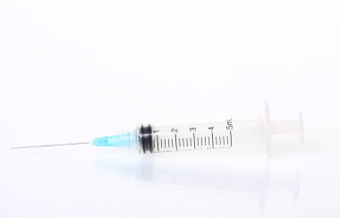 Beyaz arka planda plastik şırıngayı kapat