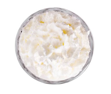 Beyaz arka planda lezzetli çilekli milkshake.