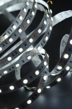 Masanın üzerinde hafif bir kurdele var.