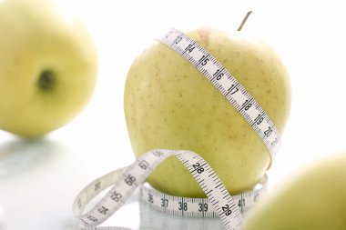 Yeşil elmaları mezura ile kapat