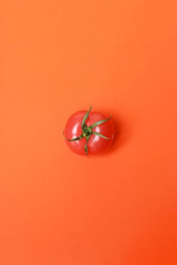 Kırmızı arkaplanda domates