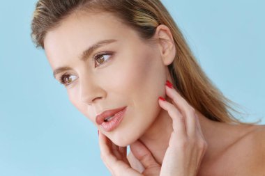 Mavi arka planda güzel bir kadın