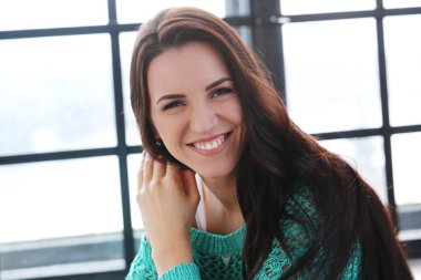 Yeşil kazaklı güzel kadın.