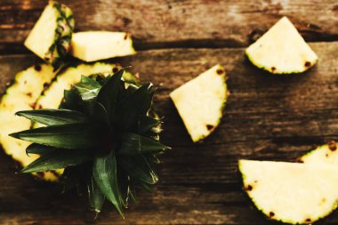 Tahta bir masada ananas.