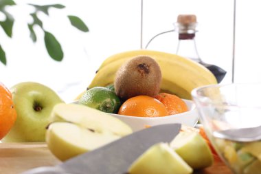 Mutfak masasında farklı taze meyveler var.