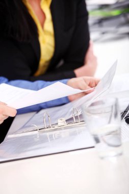 Bir iş adamının elleri çalışma masasında.