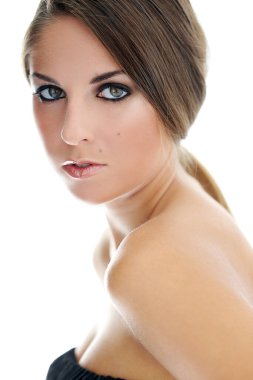 Beyaz arka planda poz veren makyajlı güzel bir kızın portresi. 